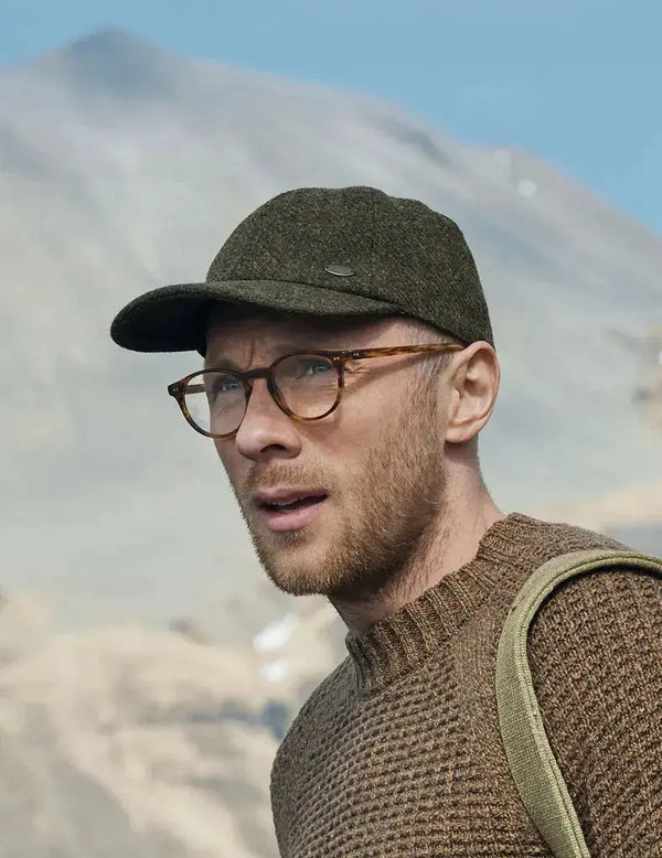 men wearing black tweet cap  iceland
