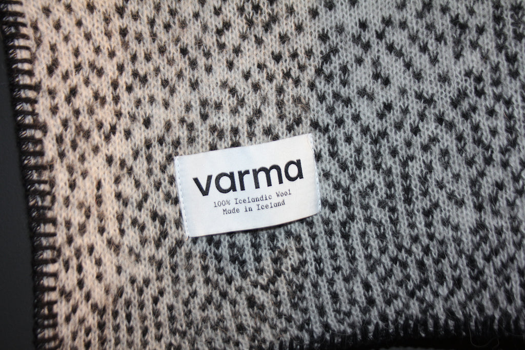Varma Puffin Blanket